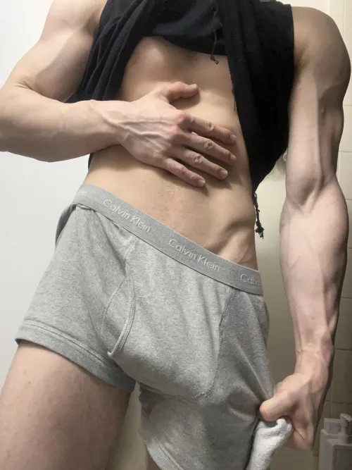 serve this athlete bulge 🔥