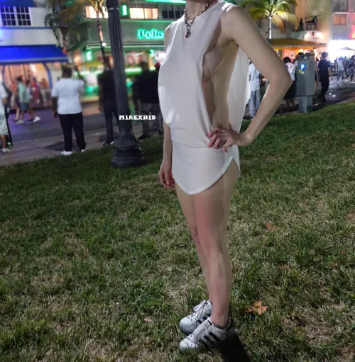 This is some serious sideboob