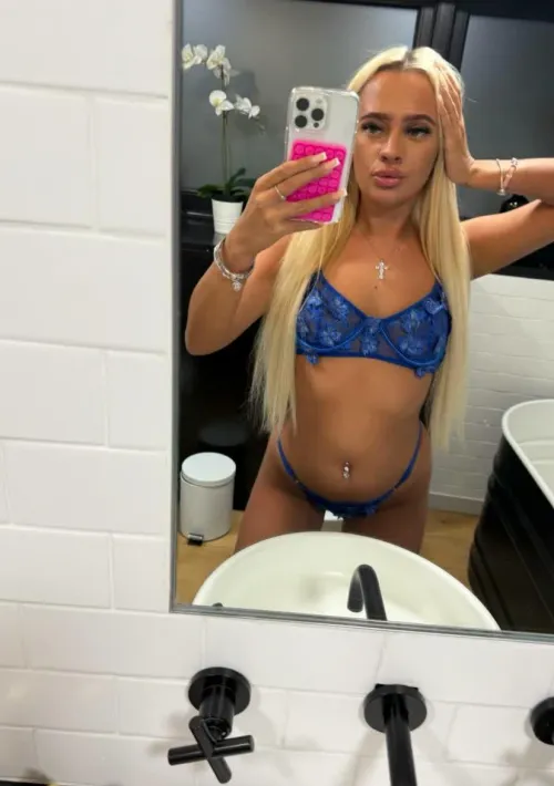bathroom selfies💙💆🏼‍♀️