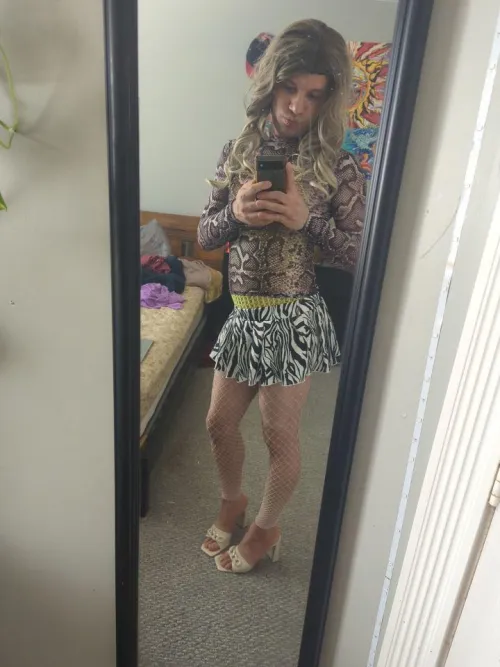 Kueen's feet needs worship NOW!