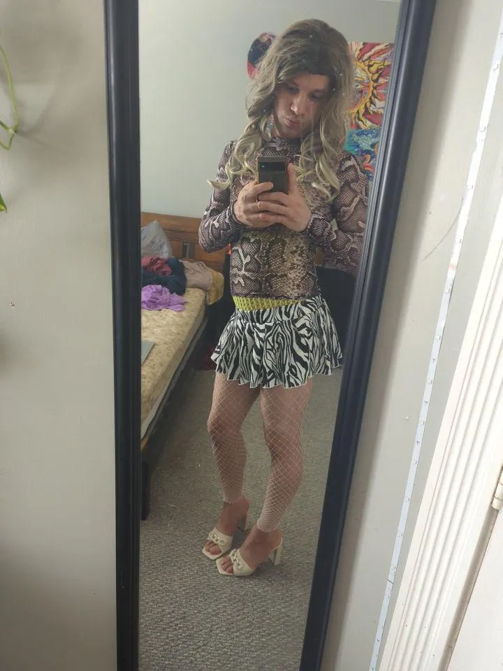 Kueen's feet needs worship NOW!