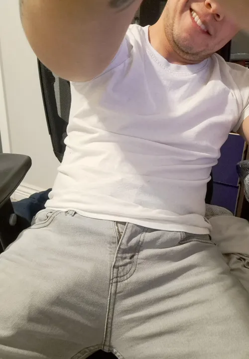 33 [M4F] .. Boring night looking to have fun ...