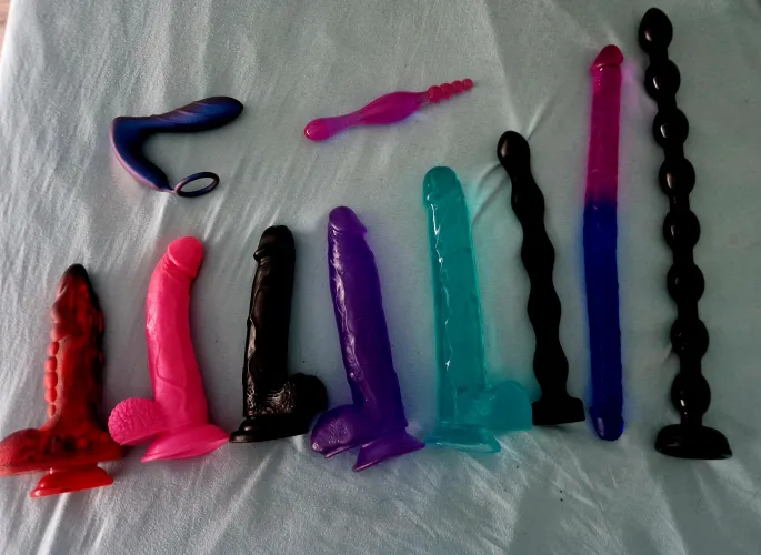 All these toys and the day off, what to do 🤔?