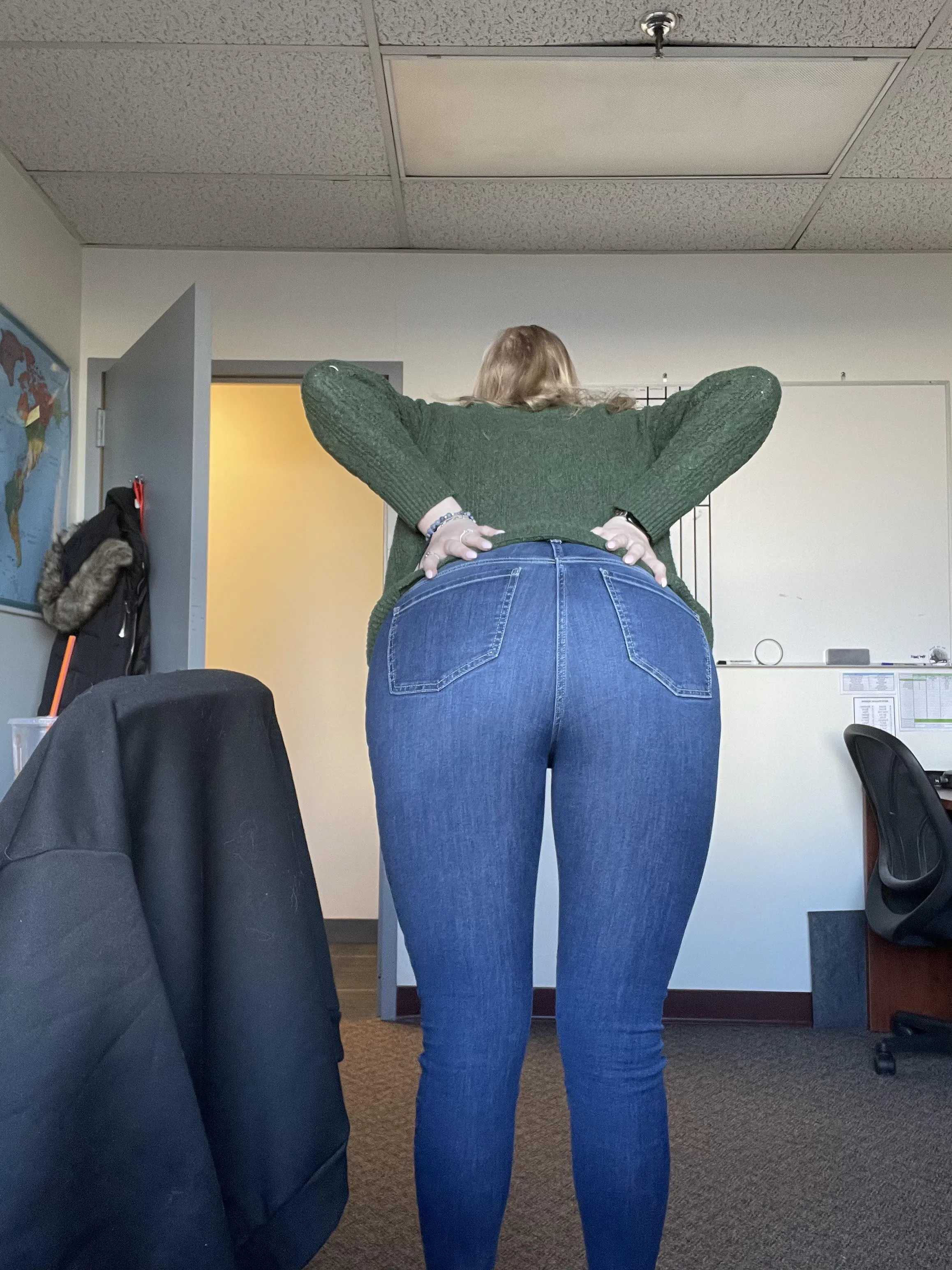 Casual Friday here😜 do you like me in jeans?