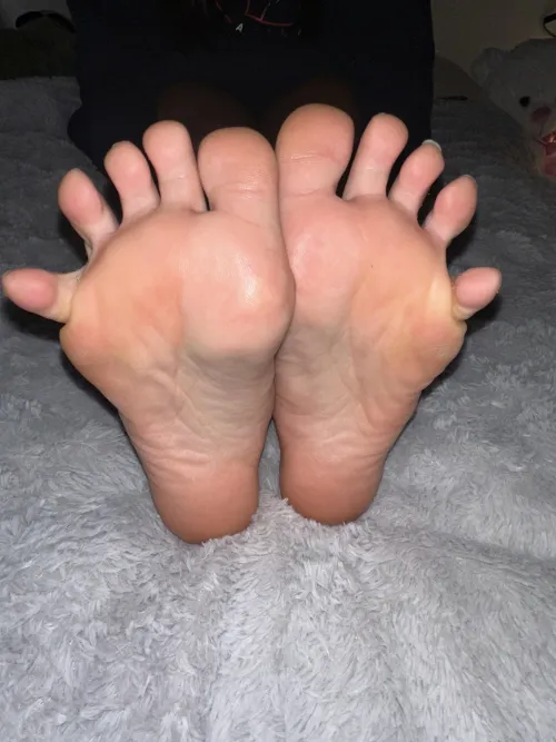 Could these slick and sweaty feet make you nut?💦