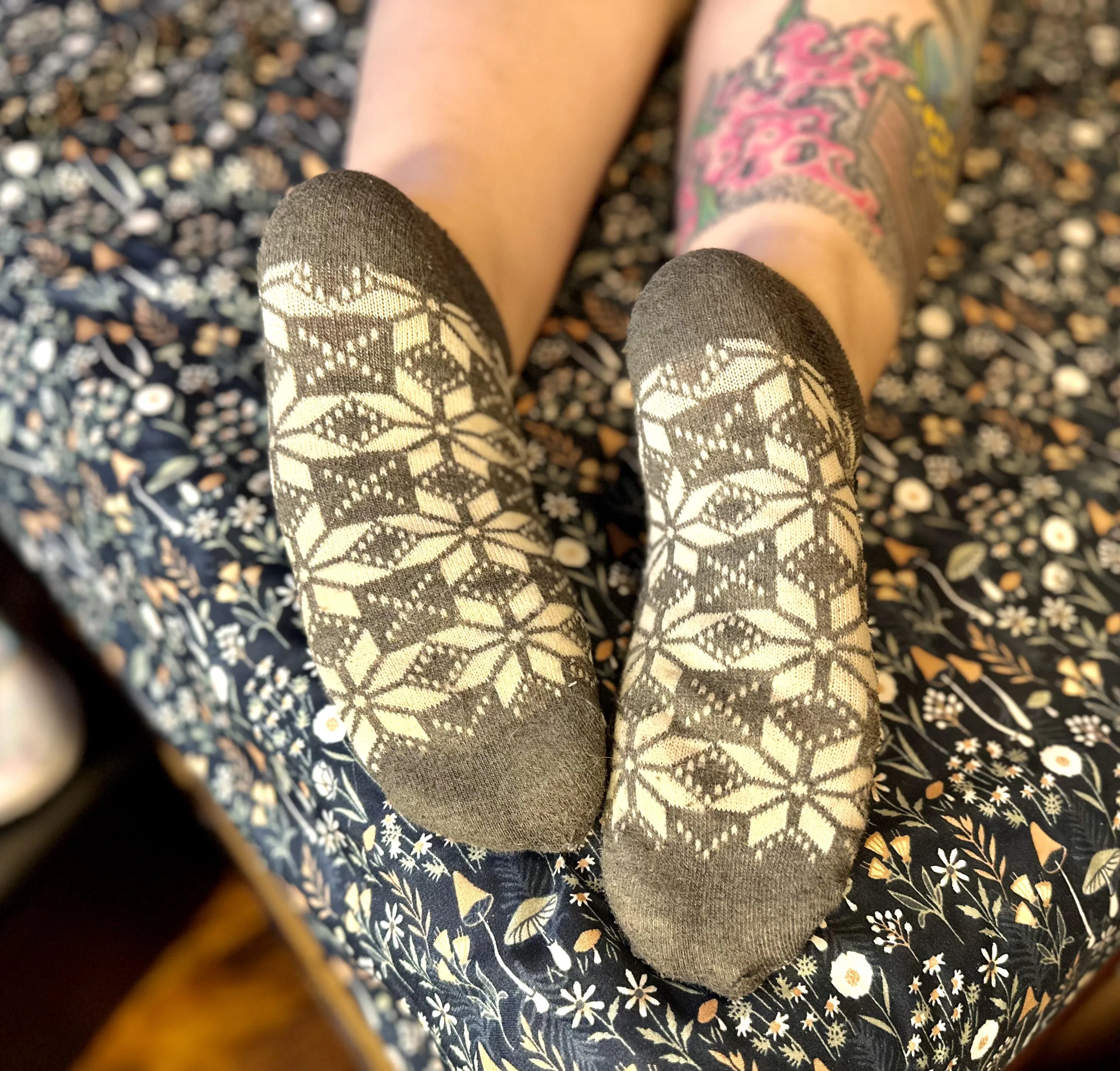 [f] Smell my stinky socks 😈😈😘