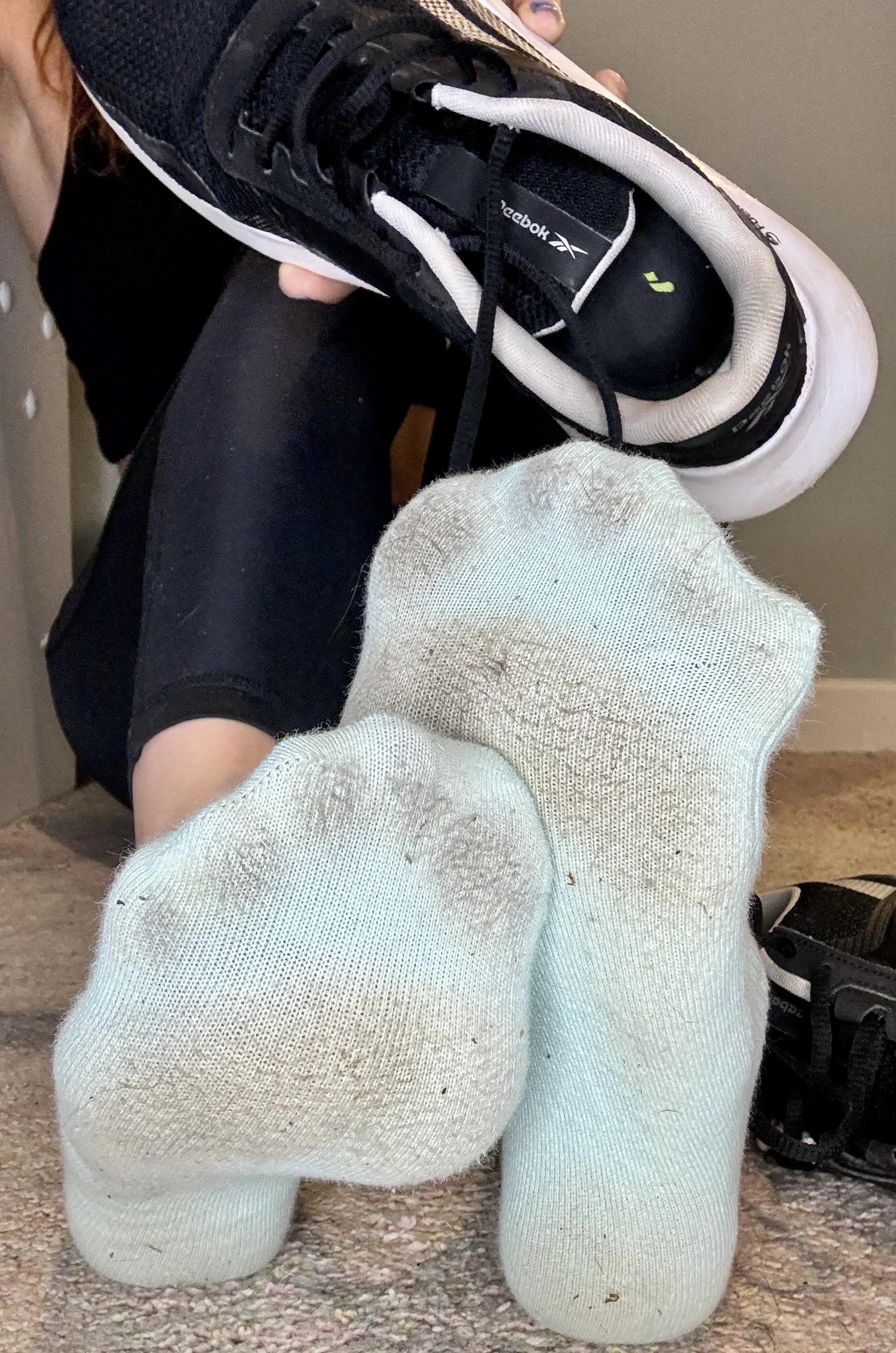 [F] Take a sniff of my gym sweaty… mmm get your nose right between my toes 😈😈