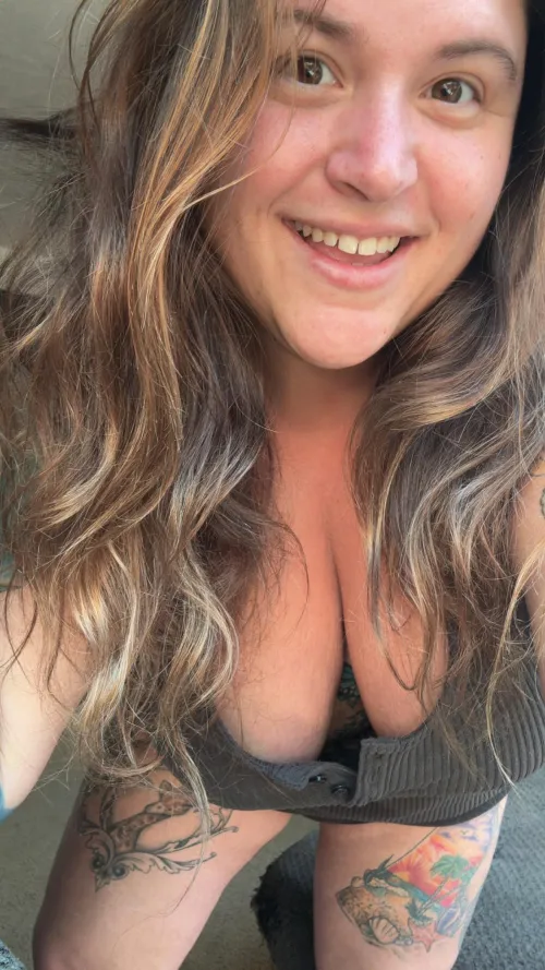 Flirtatious bbw covered in tattoos, happy Friday!