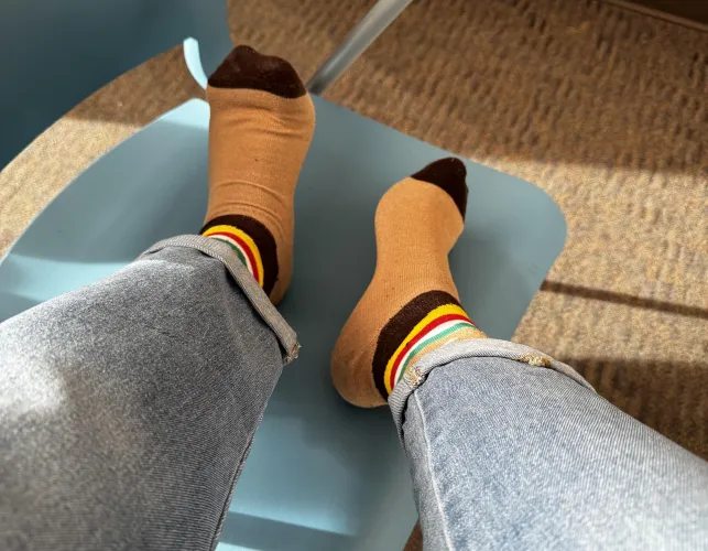 Wanna sniff my socks while  I’m studying [f]