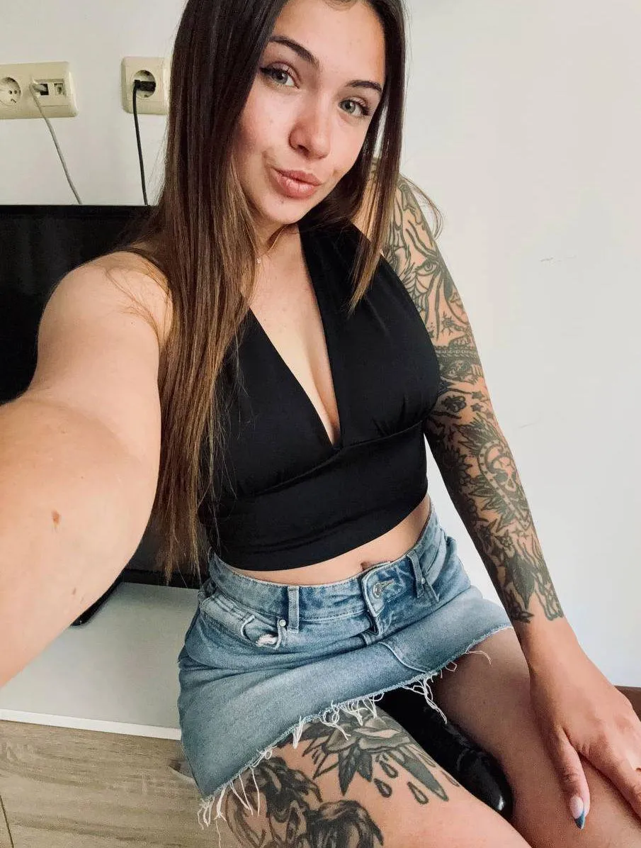 Would you stay after school with the shyest girl for extra lessons?😍😋