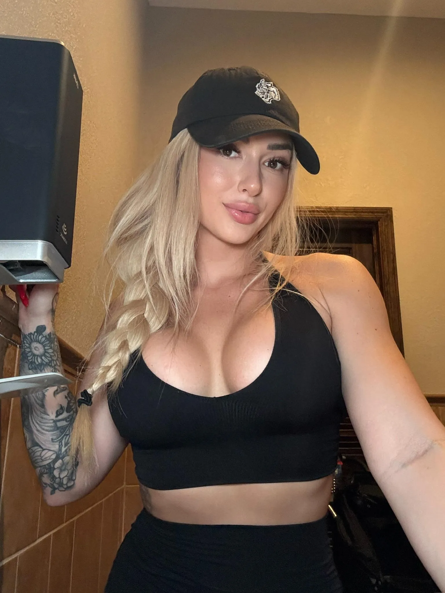 can’t skip a gym bathroom selfie