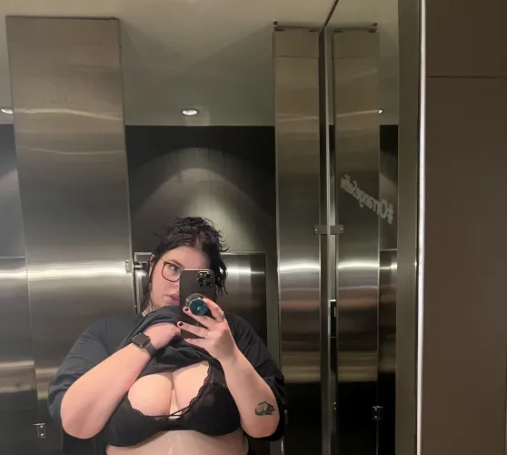 Glad no one walked in on me while taking this 🤭😈 [F]