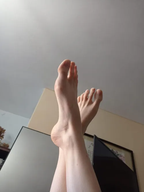 long toes here! and natural nails