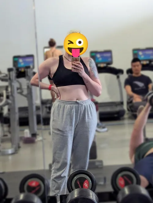 There's something about grey sweatpants 😜