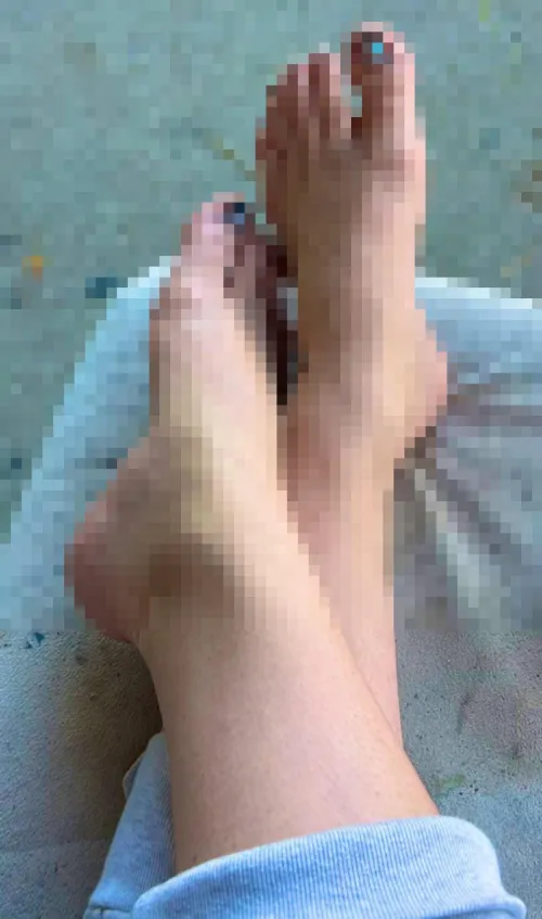 To all you losers, gooning over my pixelated feet, Send tribute!
