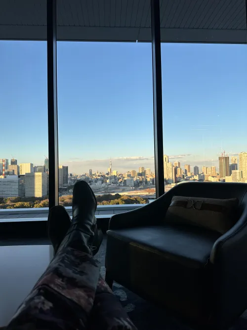 A boot slut like you was meant to worship to start the day off right. Come kiss the tops of my boots.