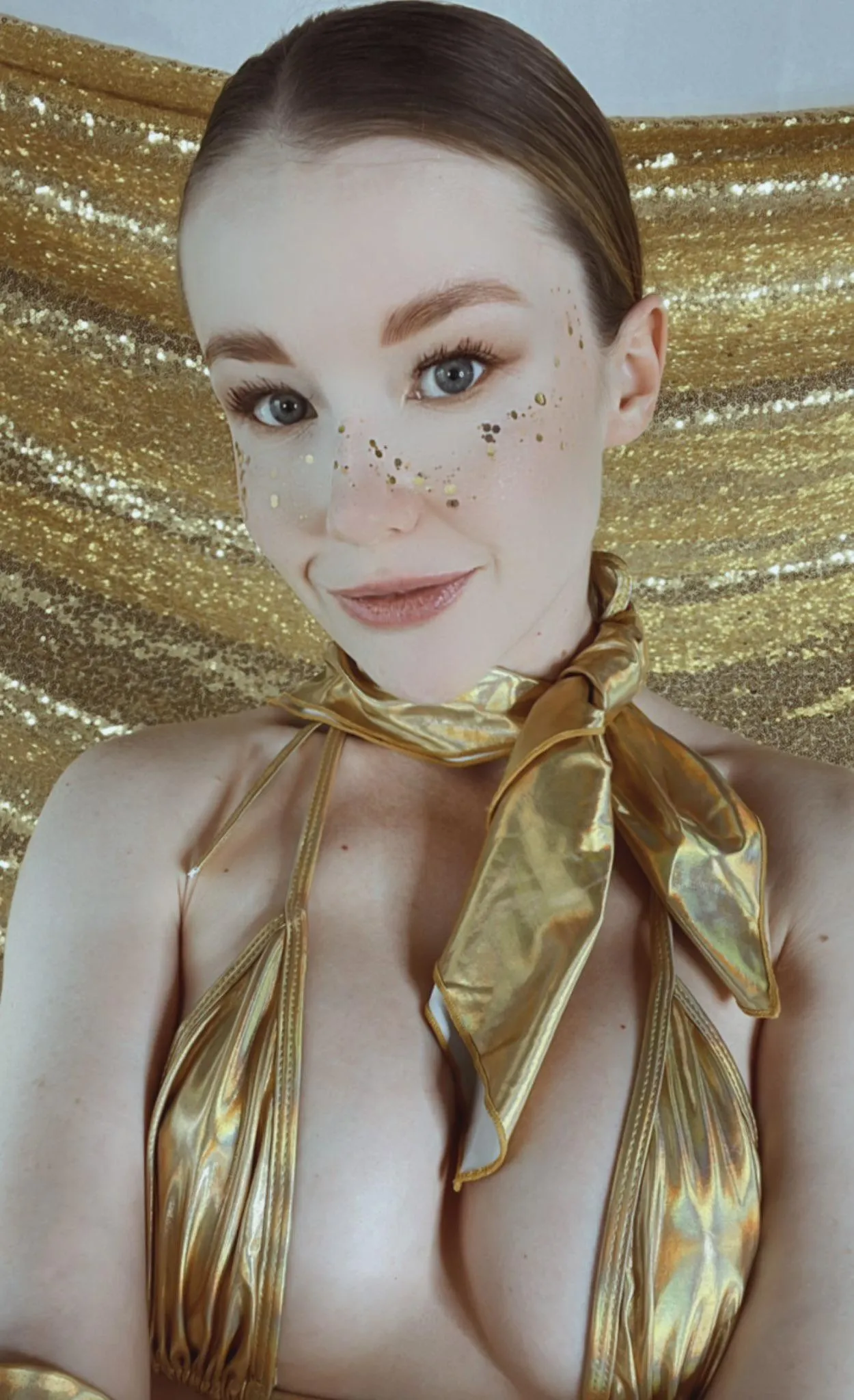 Emily | Gold selfie