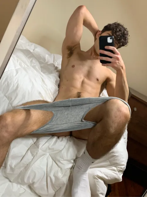 Got pretty musky today and I forgot deodorant 😳 kinda hot thinking about someone sniffing my pits, would anyone wanna?