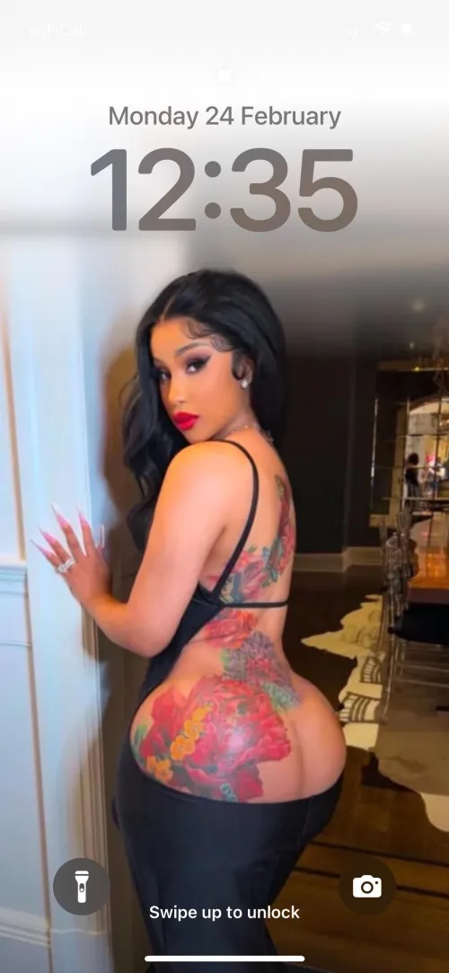 Only right for her to be my wallpaper