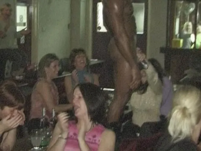 (Picture) Group of MILFS enjoying a buff male stripper