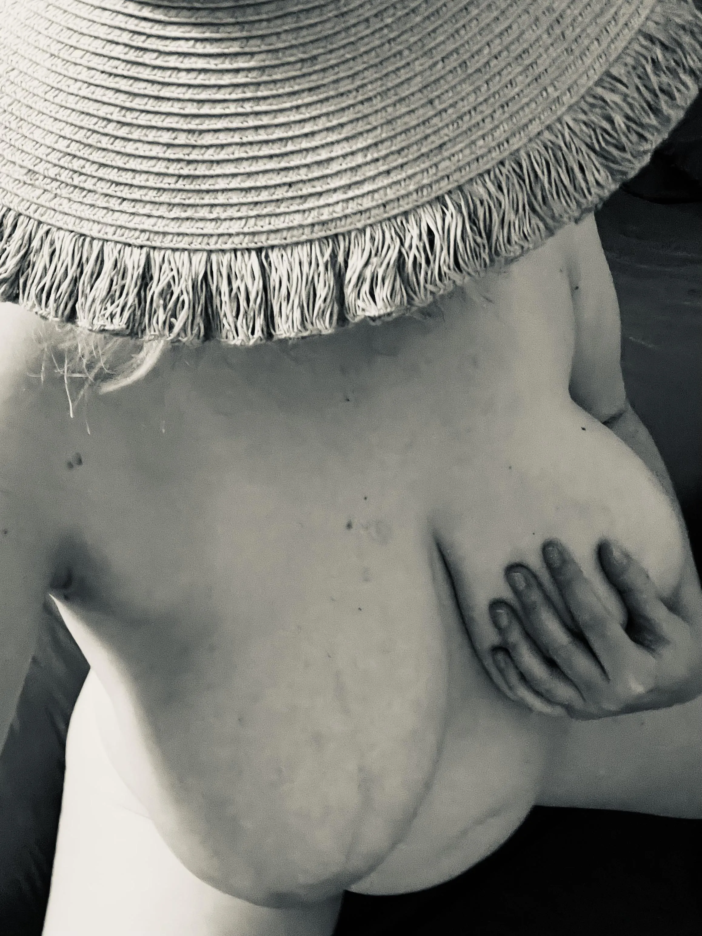 Who wants to take me somewhere warm and sunny? 🌞 [F]