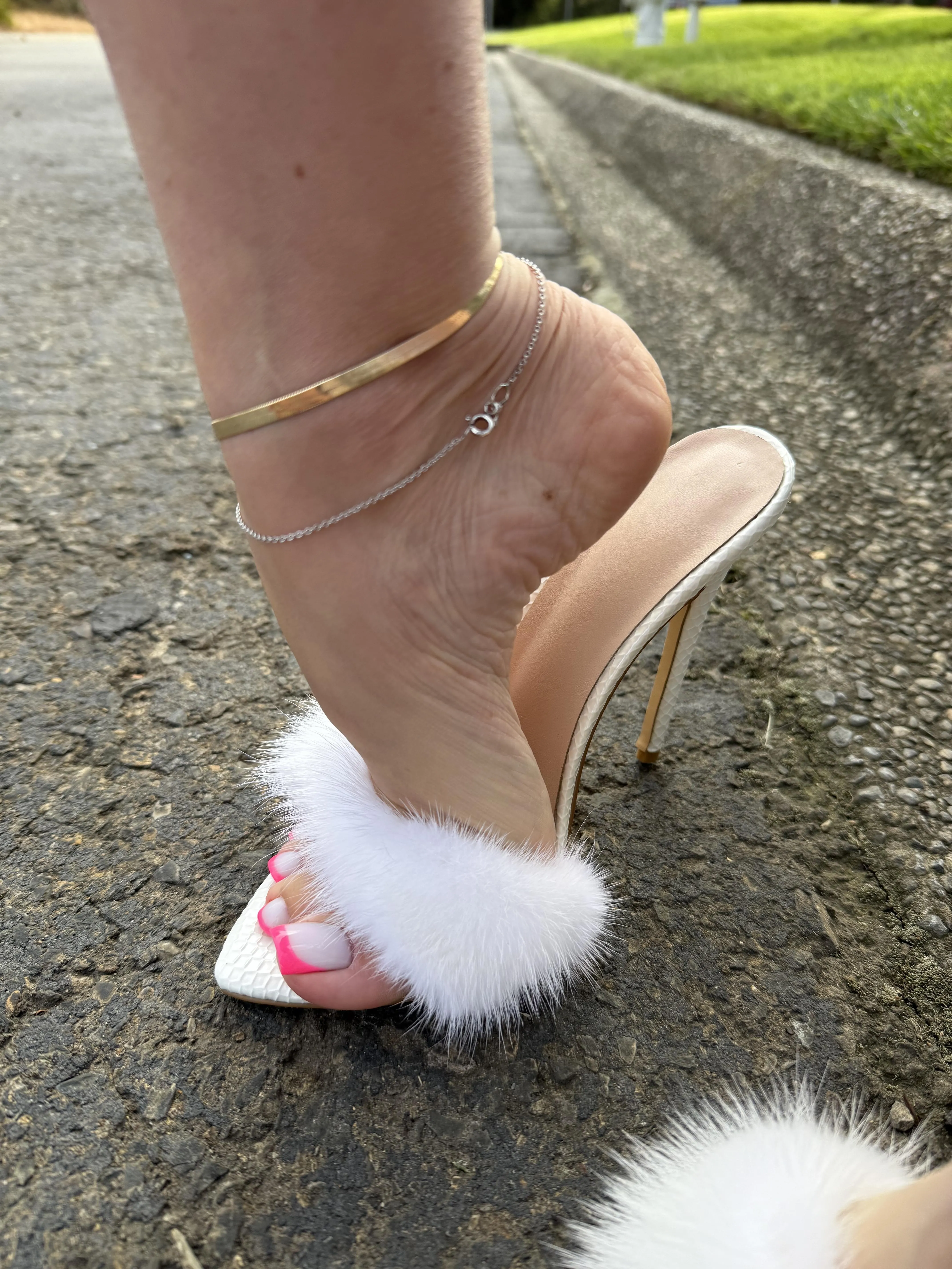 My feet so cute with pink French tips 😉 Do you like too? 🩷