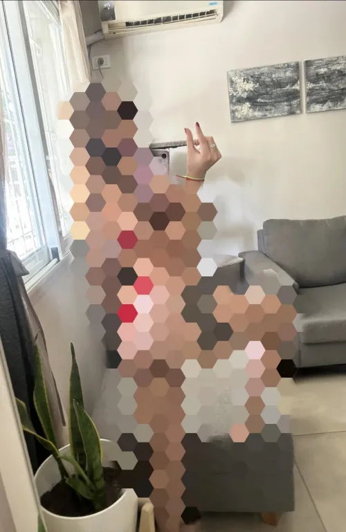 What? Don’t you see the photo? Oh, it’s because it has a pathetic beta detector, it must be that you’re one and you can only see pixels, it hurts