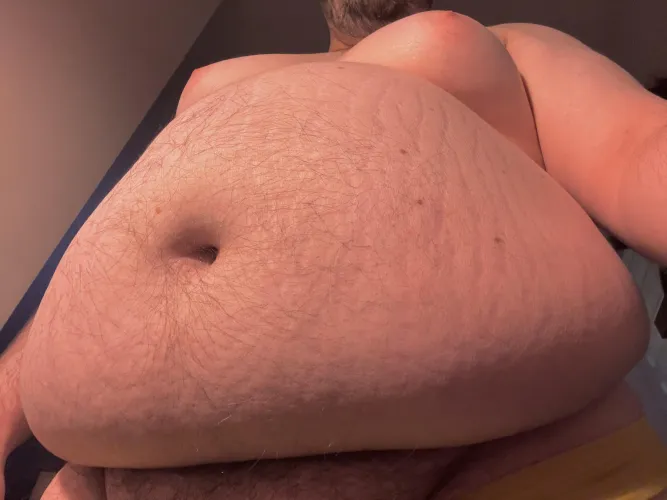 [40] Daddy can’t sleep… come give me some belly rubs 💤