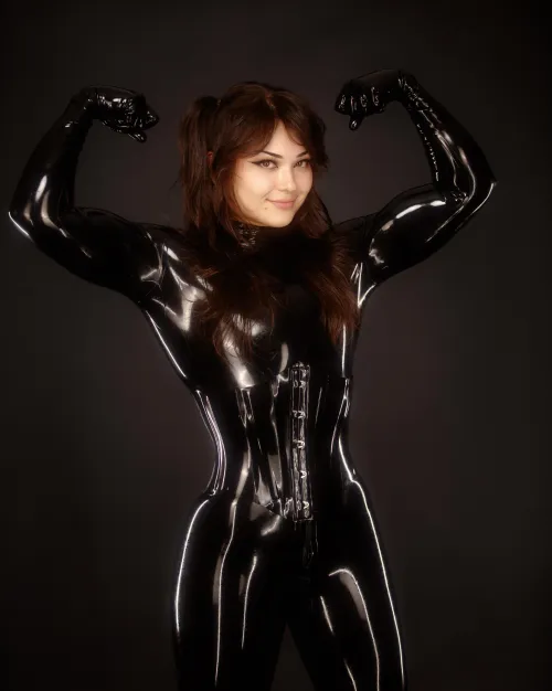 Muscles in latex! 💪🏼🖤