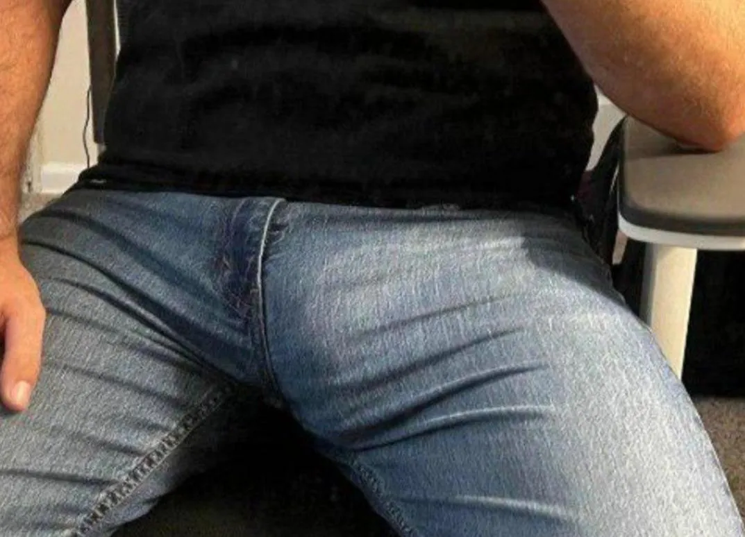 Tall fit and hung looking for the right couple or single for next week and or next weekend