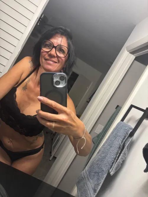 would any married man accept nudes from a horny MILF?