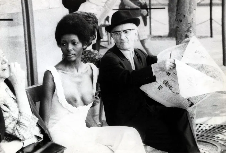 1960's topless craze #18 : Unknown topless dress attracts attention, possibly from 1972.