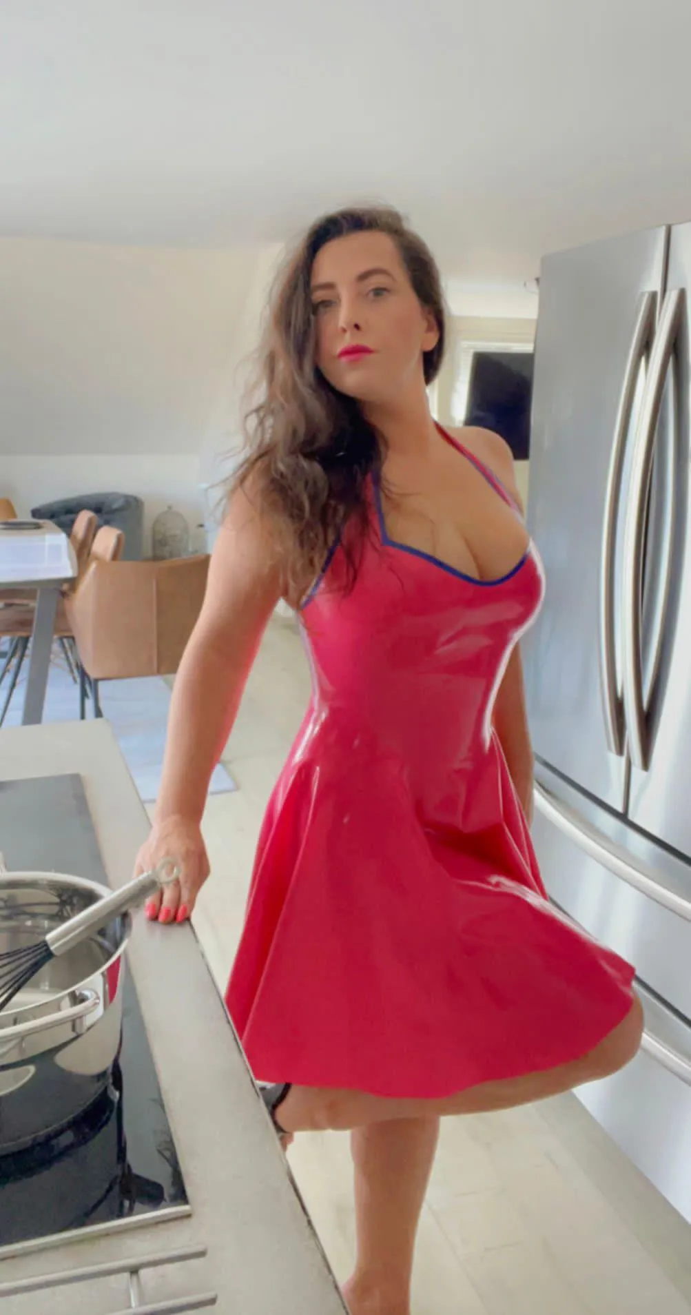 Attention, today I wanna be your Latex Milf