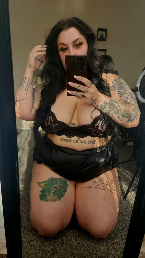 dracula loves curvy girls with huge biscuits