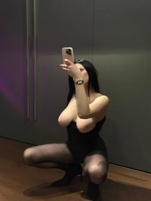 It’s always sexy to squat in heels