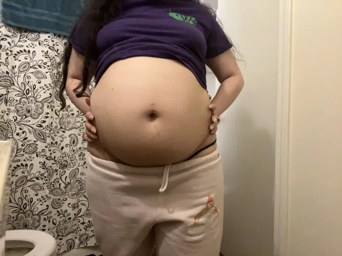 i’ve got a ball of fat for a belly now 😩🥰