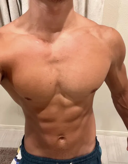 Let’s wrestle all oiled up and NUDE in bed 😈😈 Hope you can handle me being 6’3 217lbs of MUSCLE! 🤭🤭