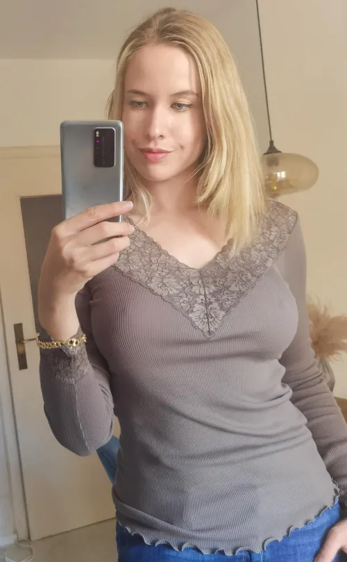 Simple braless selfie