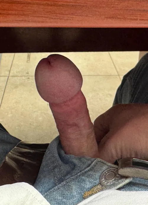 Te bagi sub biroul meu?