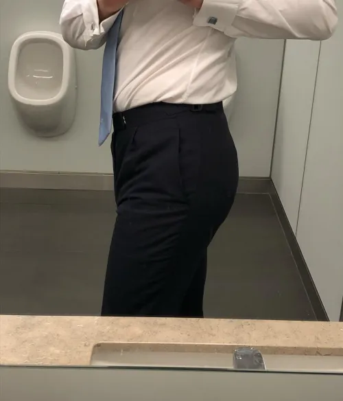I prefer my suit trousers without pockets on the seat. If that gives me brieflines, so be it (and yes, I’m aware my tie is too long, I adjusted it after I took the picture.)