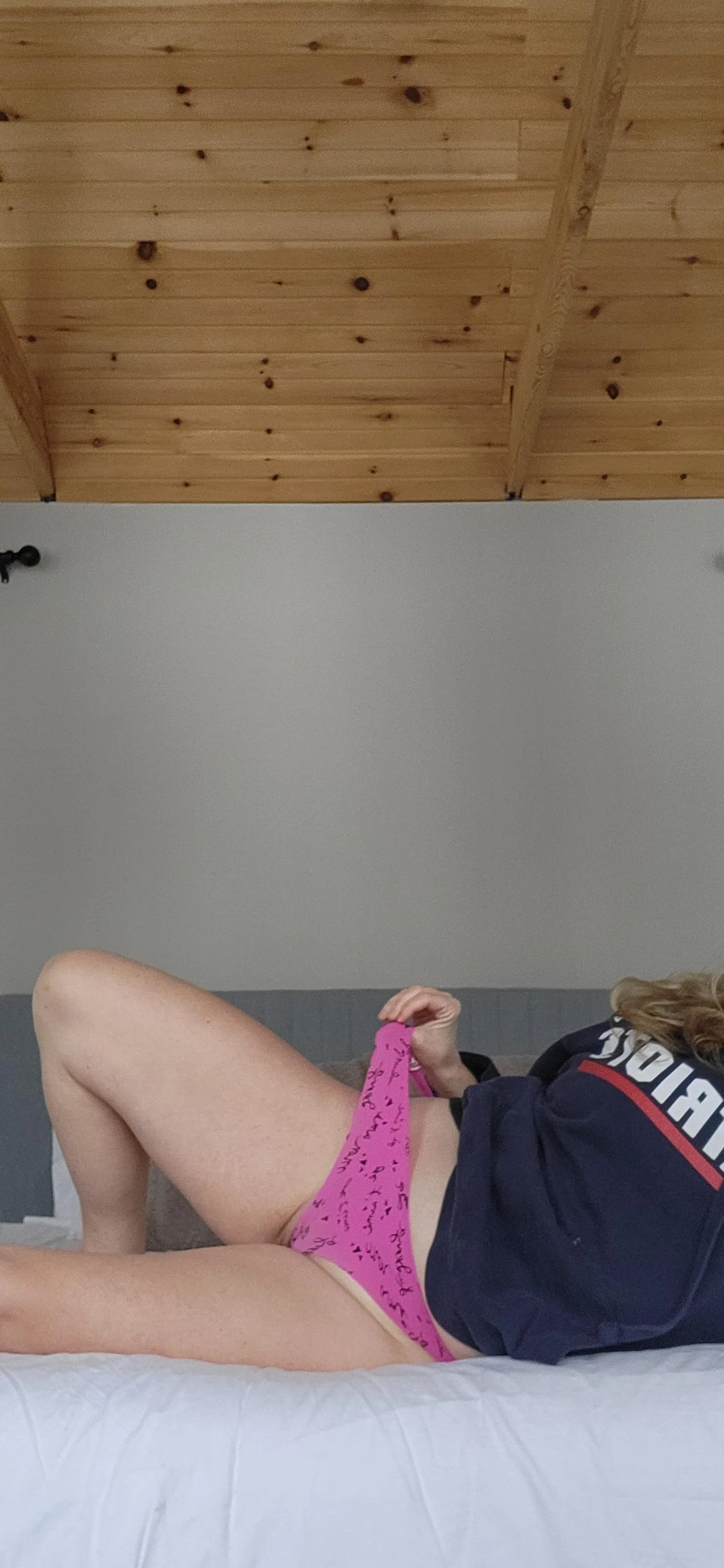 Another snowy morning. Let's stay warm in bed!