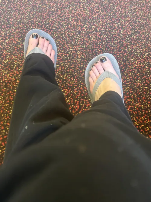 Cute black toes in flip flops
