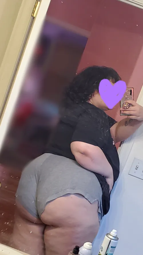 freshly showered and shaved, i smell amazing, look sexy, and have no plans for tonight... what a waste (23F)