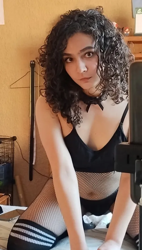 Holiiii, me gustaría conocer otrxs chicxs para vestirnos lindo, maquilarbos y besarnos ❤️🖤