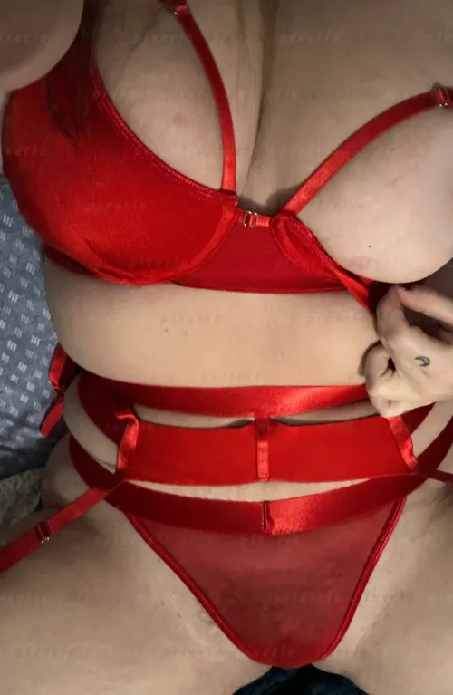 I can't help but admire how good red looks on me