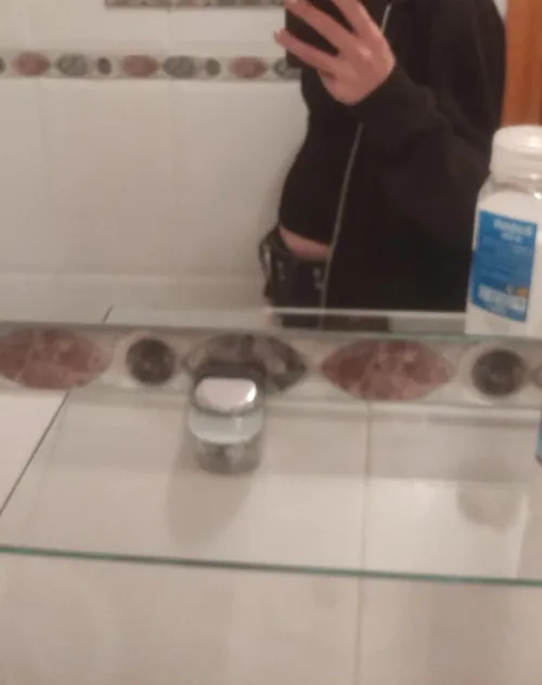 just realised I've been showing my belly out😍😍