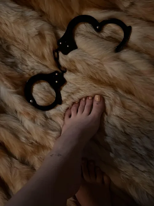 Late Night Fun 🫦💄 Rate my feet 0-10 in comments!😝 oc