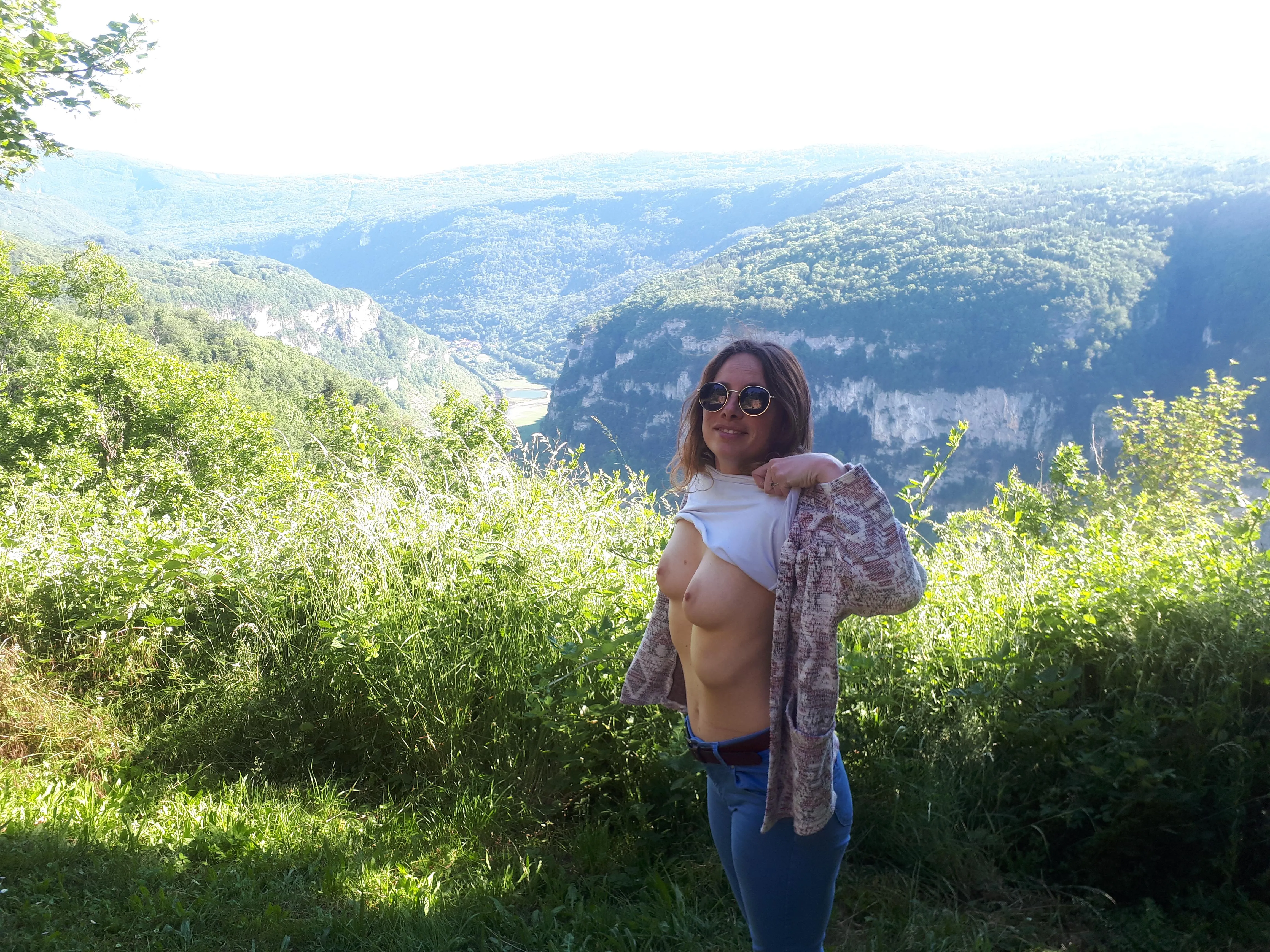 My wife loves to sneak titties during a hike.