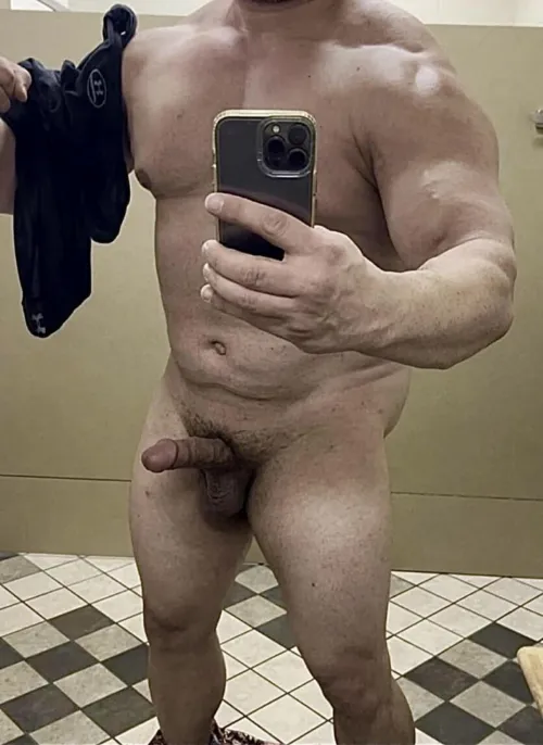 Say “Yes” if you like 6’7 355 Lbs gym guys