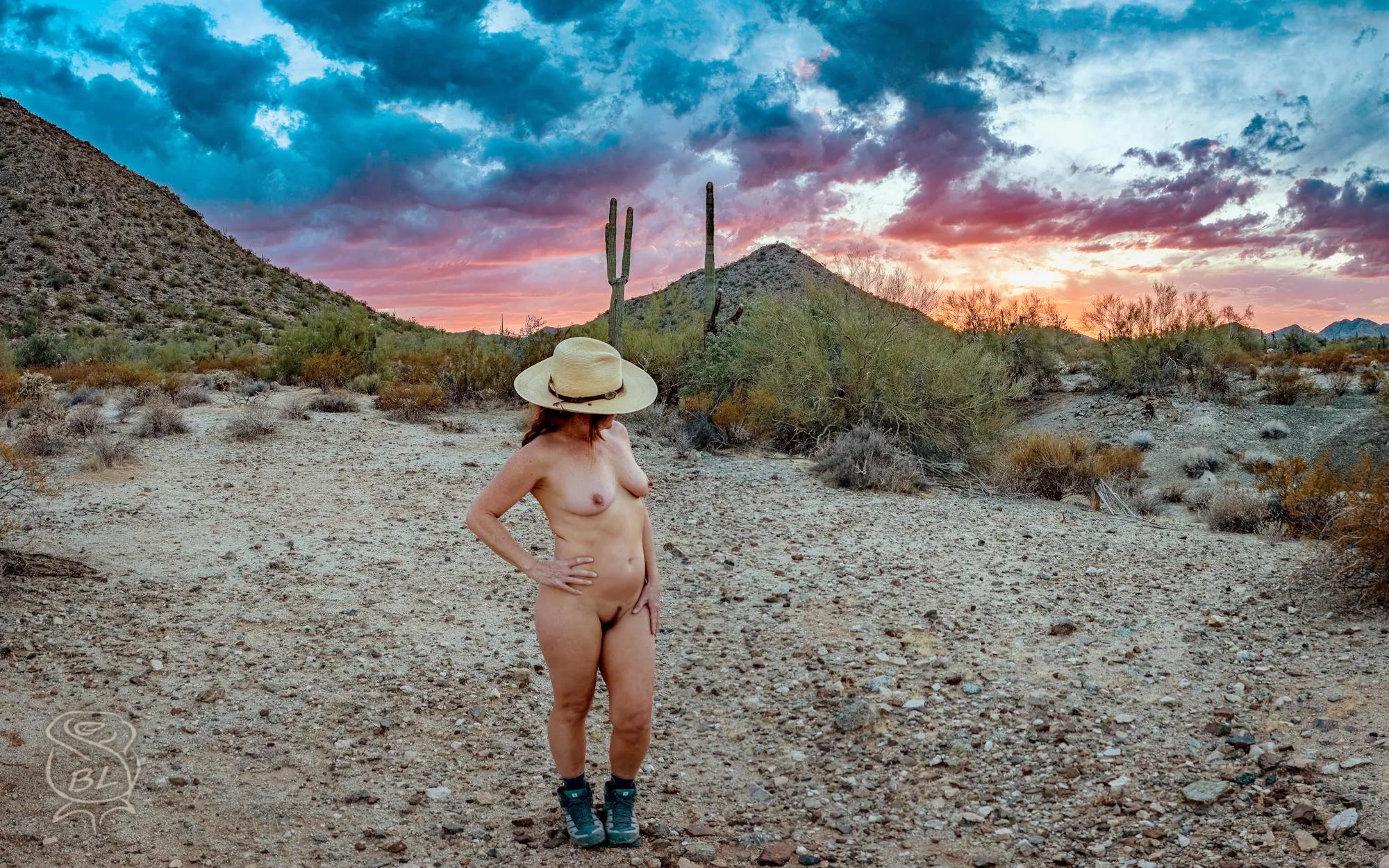 Posing with another sunset for another 📷